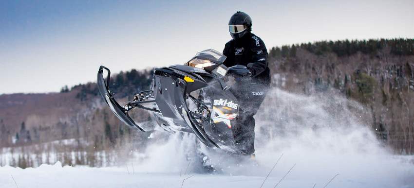 Laba sniega motocikla izvēle trikiem