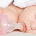 dieťa spí s fľašou