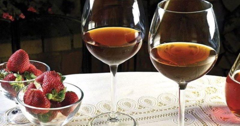 Foto de vin cu căpșuni